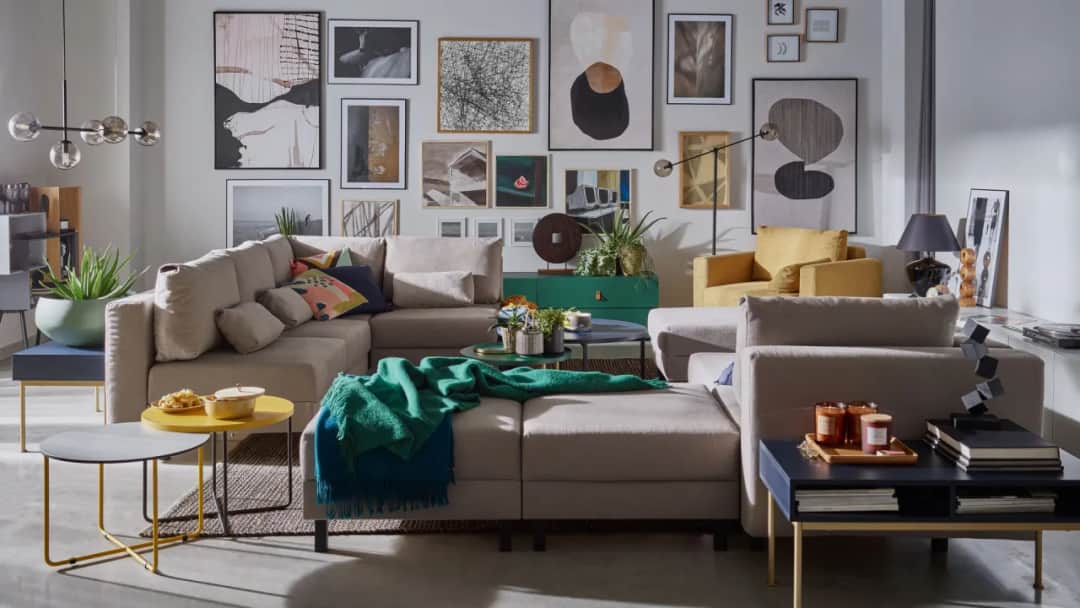 Co postawić za kanapą? Odkryj potencjał i odmień swój salon!