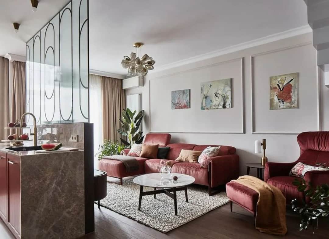 Jak ozdobić ściany w salonie? Trendy 2026 i 25+ pomysłów!