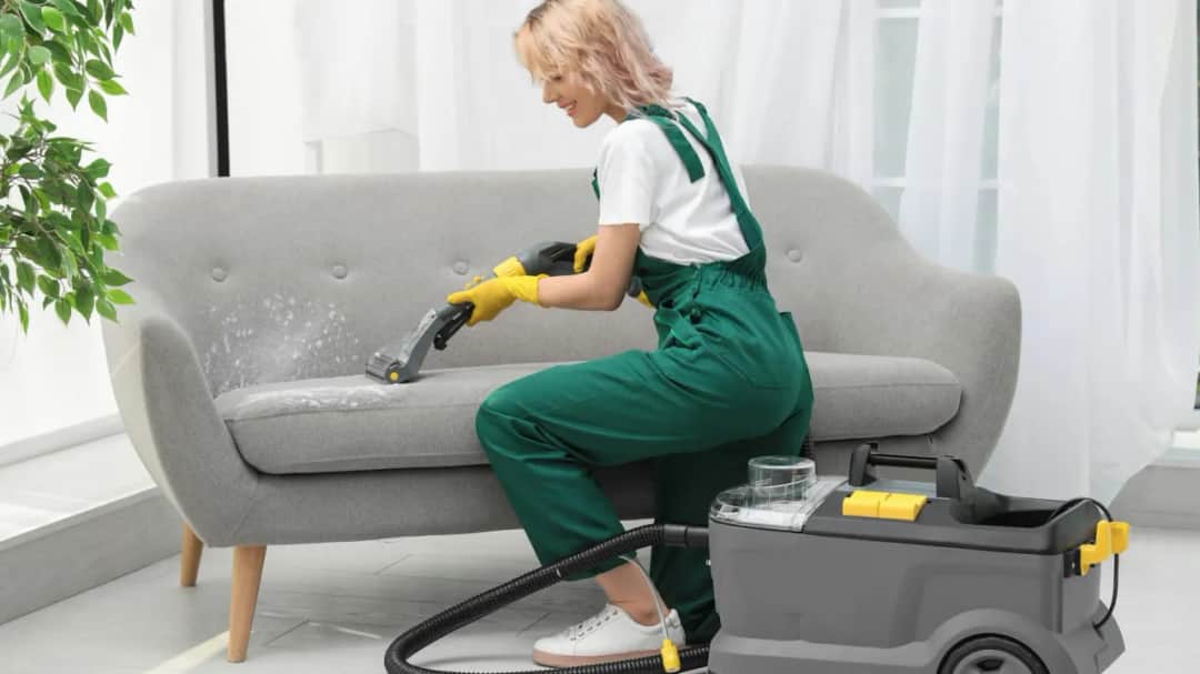 Jak prać kanapę? Domowe sposoby, środki i porady eksperta