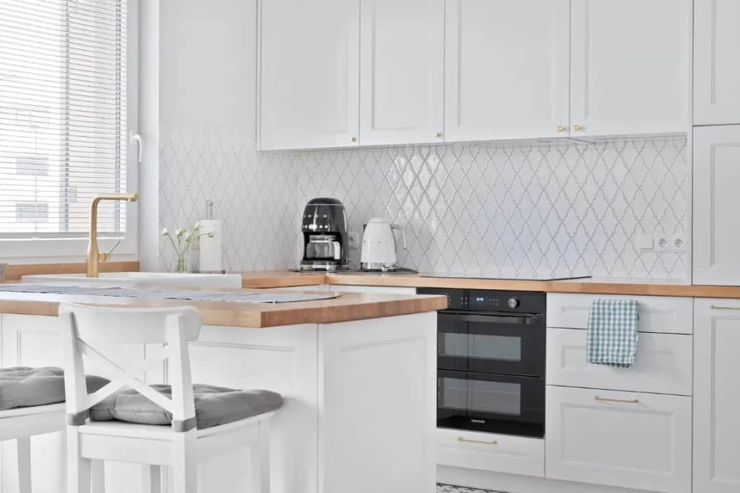 Co położyć między szafkami w kuchni? Wybierz mądrze i pięknie