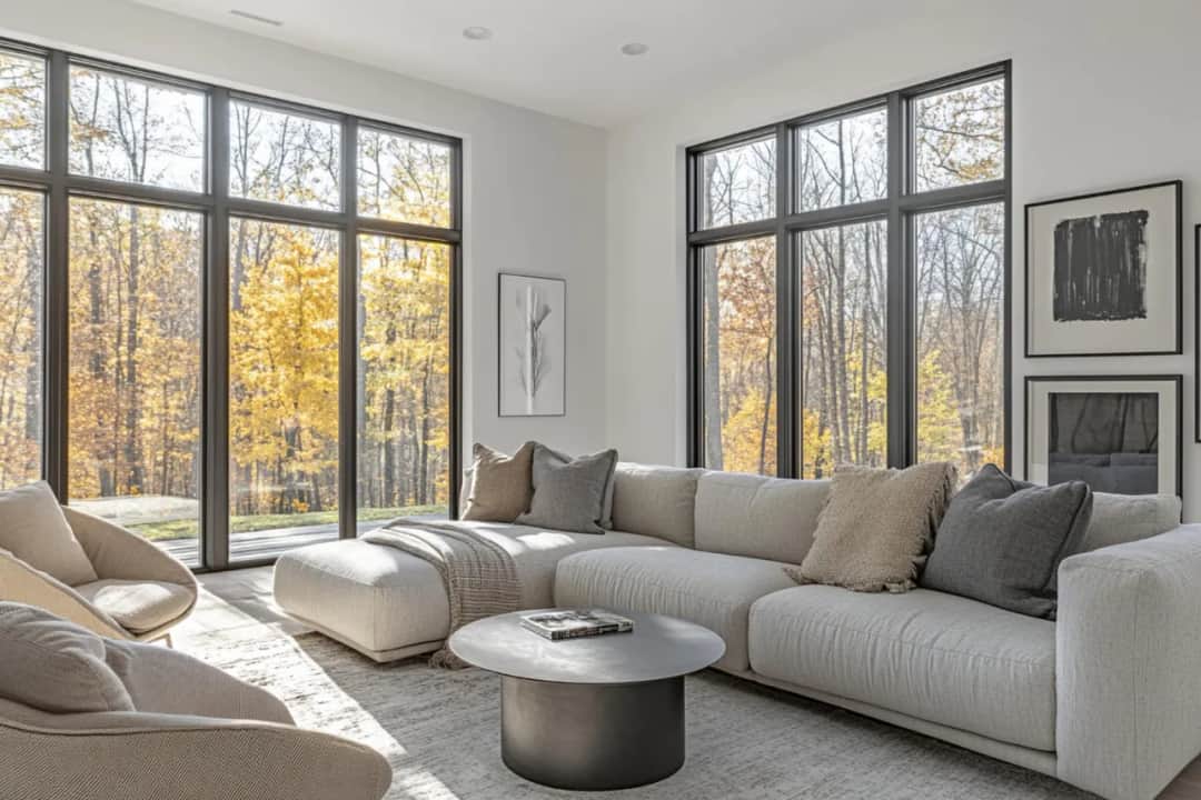 Jak ustawić meble w pokoju z dwoma oknami? Porady eksperta!