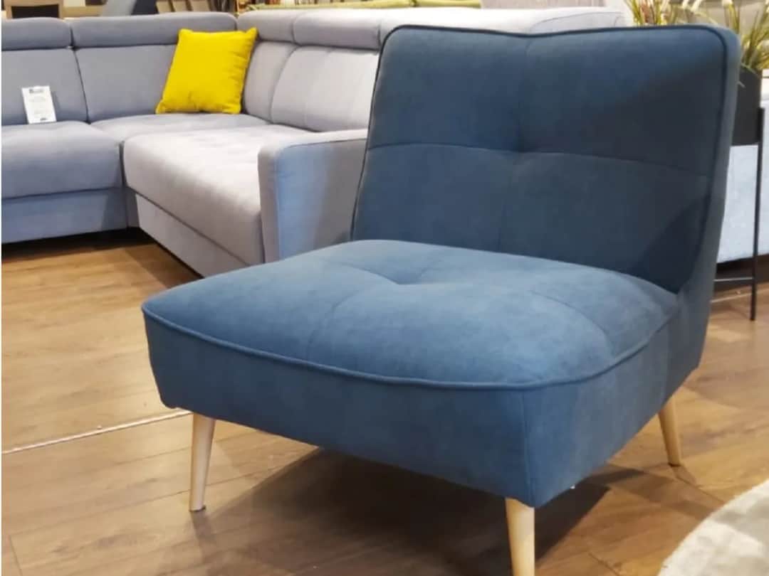 Fotel do szarej kanapy: Kolory, materiały, styl wybierz idealny!