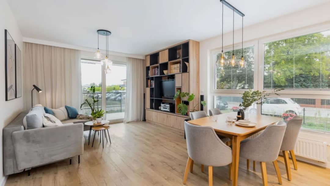 Białe meble, szara kanapa: Kolory ścian, które zachwycą salon